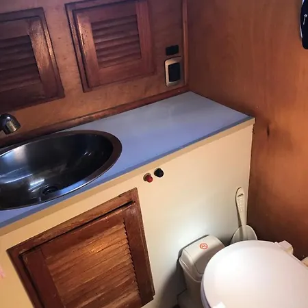 Botel Barca A Vela