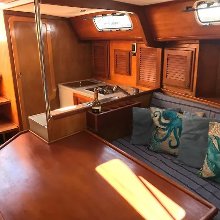 Botel Barca A Vela *