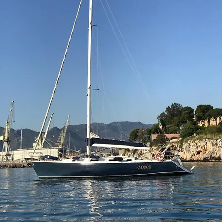 Botel Barca A Vela *